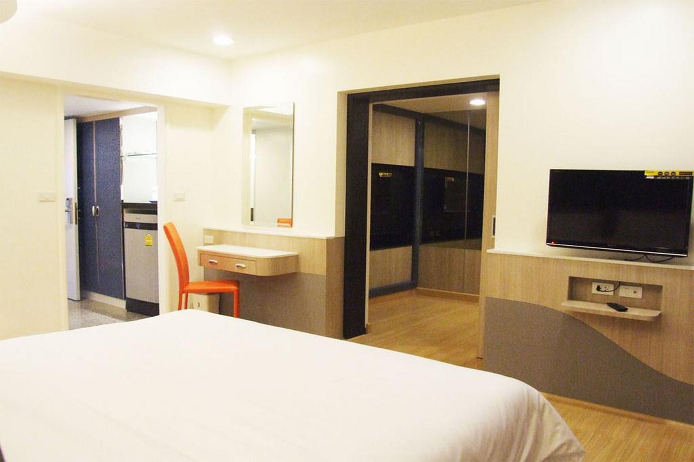 Grand Tower Inn Sathorn Hotel Bangkok Exterior foto